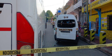 Se estampó en un autobús