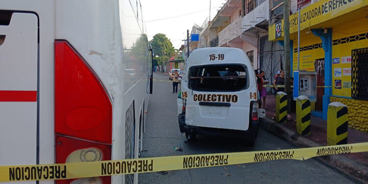 Se estampó en un autobús