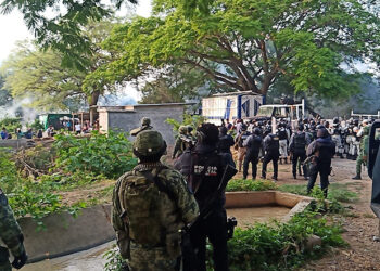 Pobladores impiden entrada del Ejército