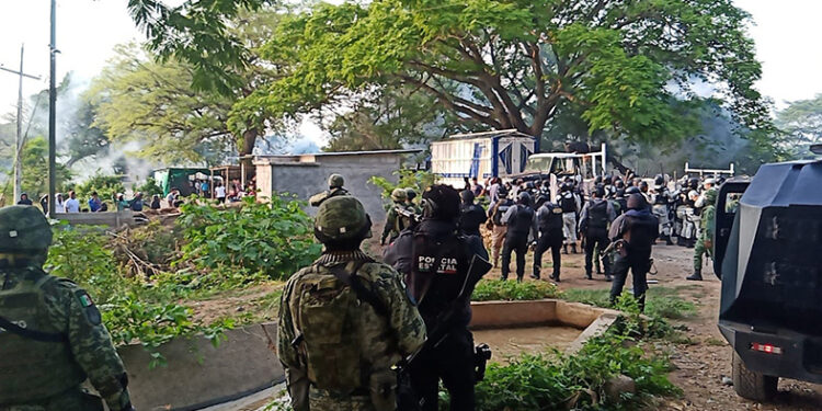 Pobladores impiden entrada del Ejército