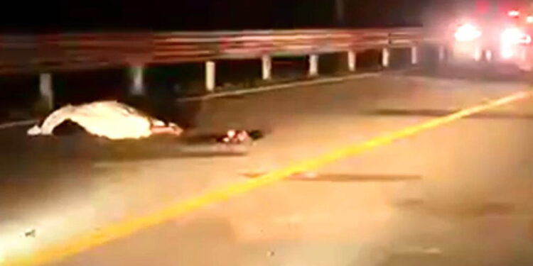 Lo encumbró un camión