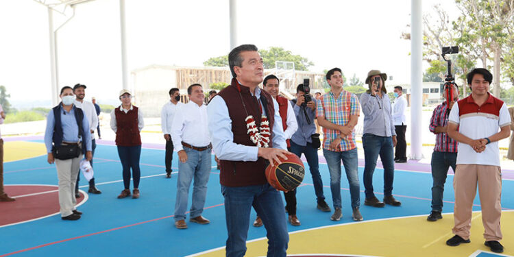 Inauguró rehabilitación de unidad deportiva