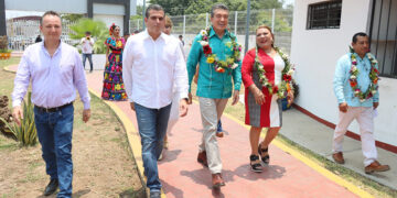 Entrega escrituras a 50 familias