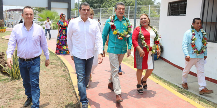 Entrega escrituras a 50 familias