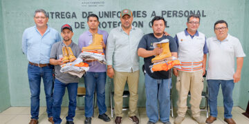 Entrega uniformes a Protección Civil