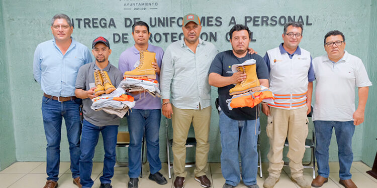 Entrega uniformes a Protección Civil
