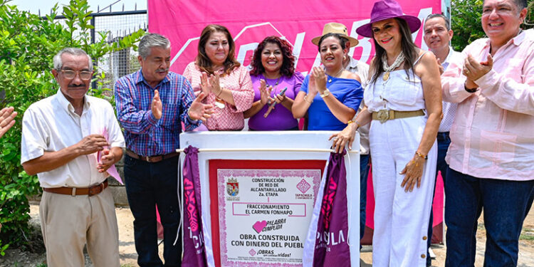 Entrega alcantarillado sanitario en Carmen Fonhapo