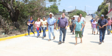 Entrega calle pavimentada en Agrónomos Mexicanos
