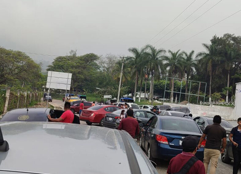 Bloquea FNLS diversos tramos