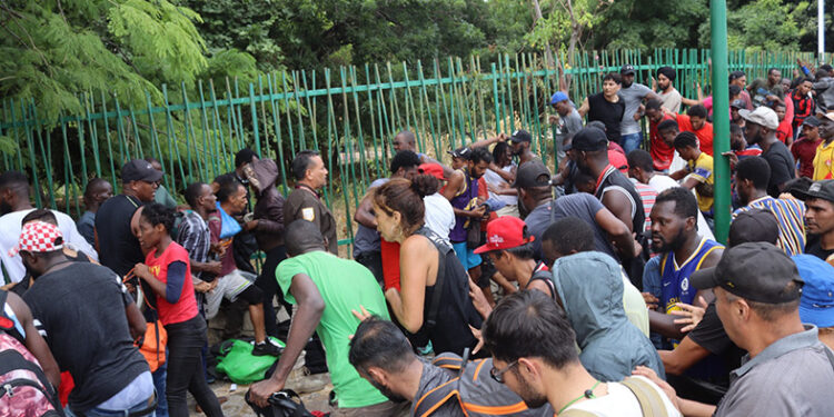 Derriban vallas metálicas por un formato