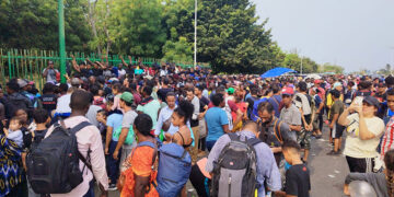 Colas interminables de migrantes