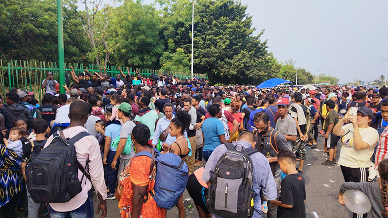 Colas interminables de migrantes