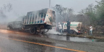 Auto en llamas y cargado de agua