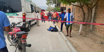 Cayó de una moto y murió