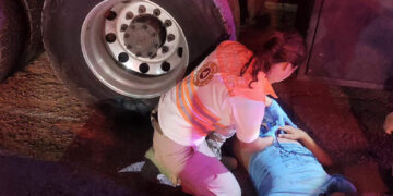 Camión embiste a moto