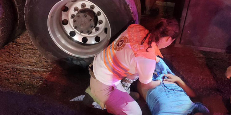 Camión embiste a moto