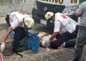 De corbata se llevan a madre e hija