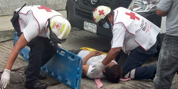 De corbata se llevan a madre e hija