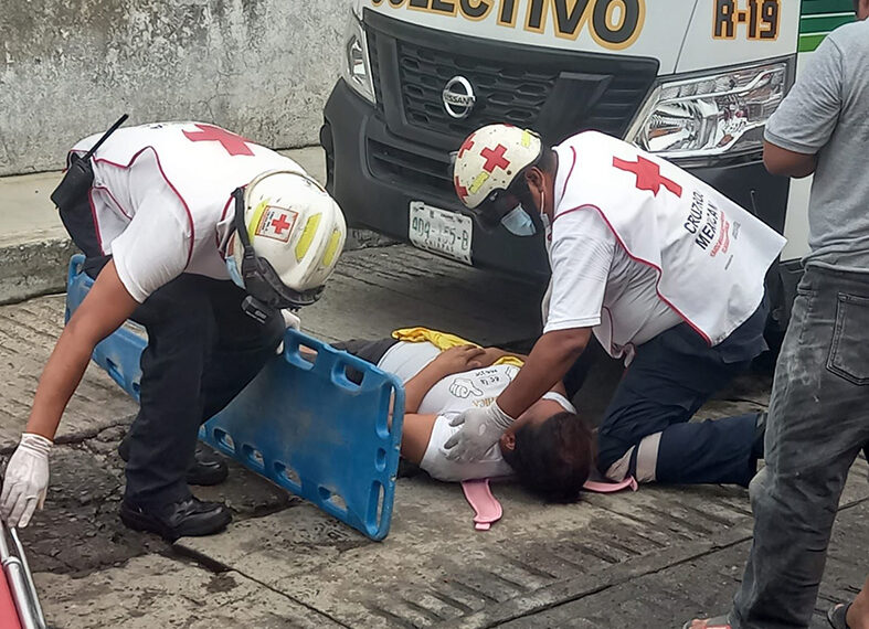 De corbata se llevan a madre e hija