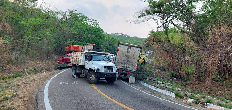 Tráiler se sale de carretera
