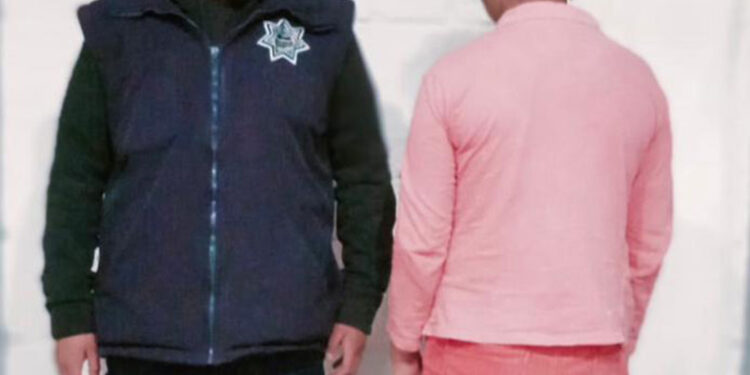 Abandonan a menor en lote baldío