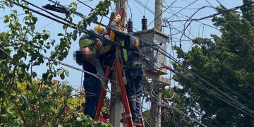 Quedó suspendido entre los cables