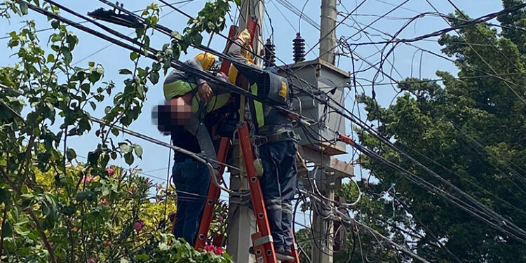 Quedó suspendido entre los cables