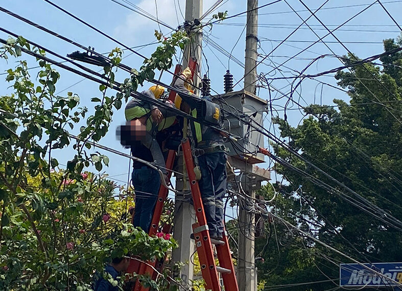 Quedó suspendido entre los cables