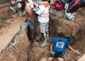 Con todo y moto a la zanja