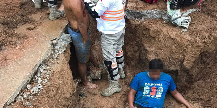 Con todo y moto a la zanja