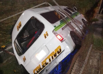Combi es abandonada en un dren pluvial