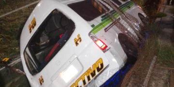 Combi es abandonada en un dren pluvial