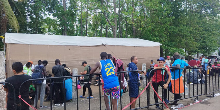 INM mantiene a migrantes campamentos