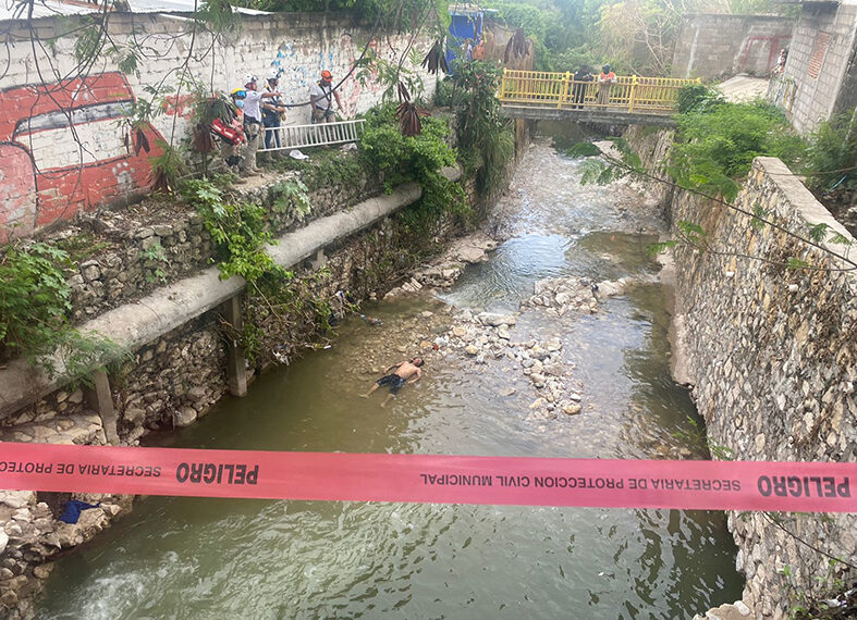 Cayó al río y se mató