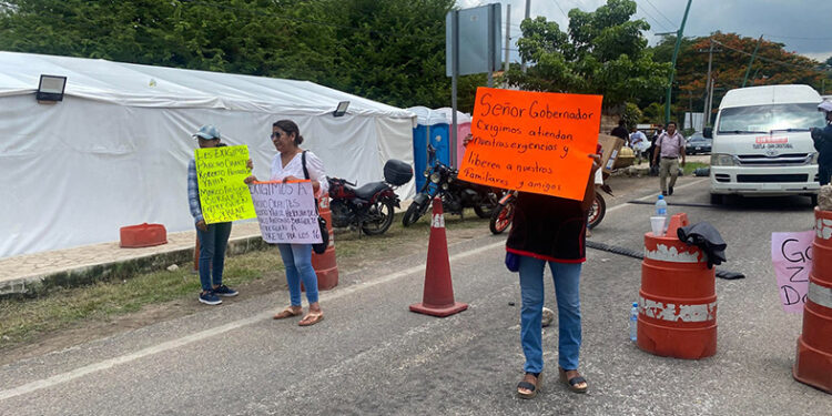 Familiares realizan bloqueos