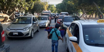 Llaman a no dar dinero a niños en los cruceros