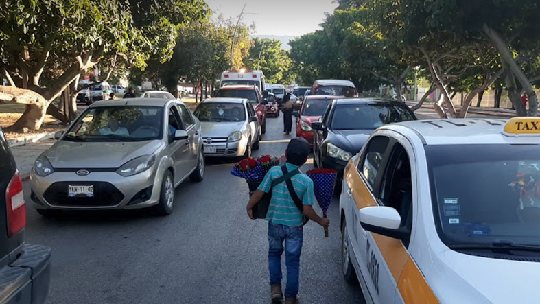 Llaman a no dar dinero a niños en los cruceros