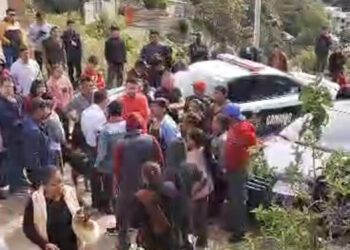Retienen a policías en la colonia Las Peras