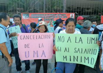 Jubilados exigen pago retroactivo de bono anual