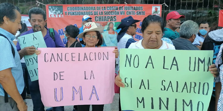 Jubilados exigen pago retroactivo de bono anual