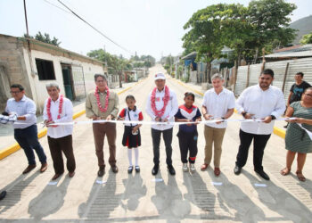 Inaugura pavimentación de calles en Tuxtla