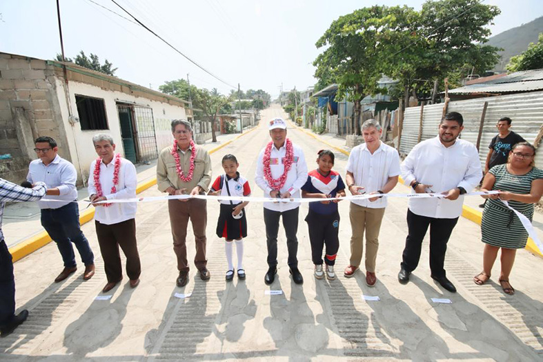 Inaugura pavimentación de calles en Tuxtla