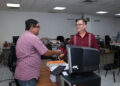 Entrega bono por el Día del Padre