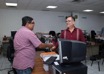 Entrega bono por el Día del Padre