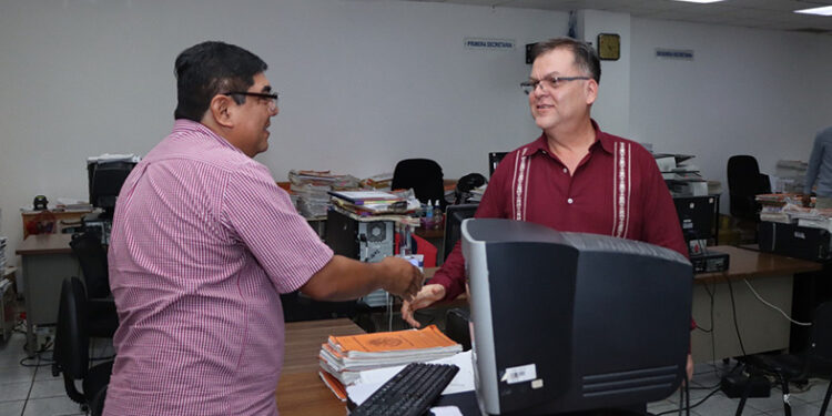 Entrega bono por el Día del Padre