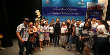 Presentó el libro “Belisario en París”