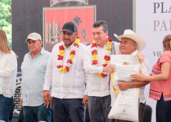 Entregan insumos a productores