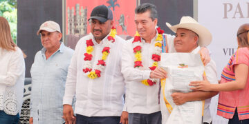 Entregan insumos a productores