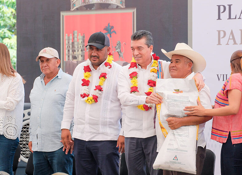Entregan insumos a productores