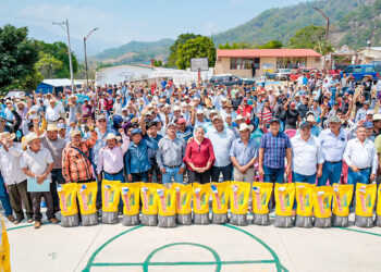 Reafirma compromiso con campesinos